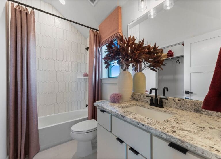 Upstairs Bath-DVA03887