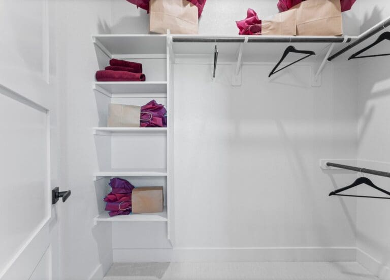 Upstairs Closet-DVA03888